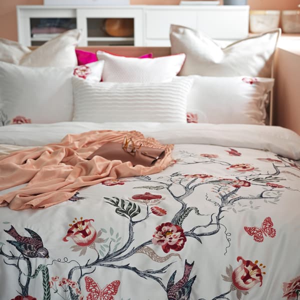 A white/floral patterned JÄTTELILJA duvet cover and 2 pillowcases