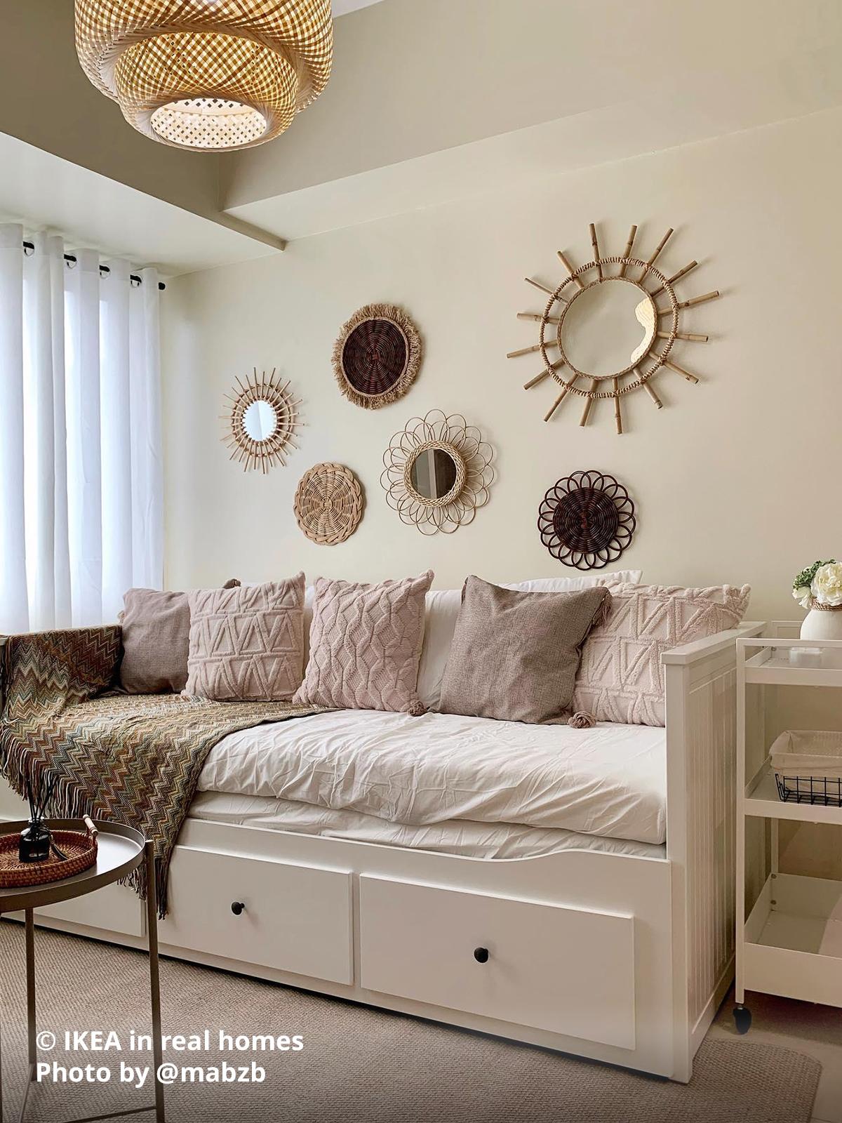A white HEMNES day-bed with cushions placed on top in a bedroom setting. Photo by instagrammer @mabzb for IKEA in real homes. ©