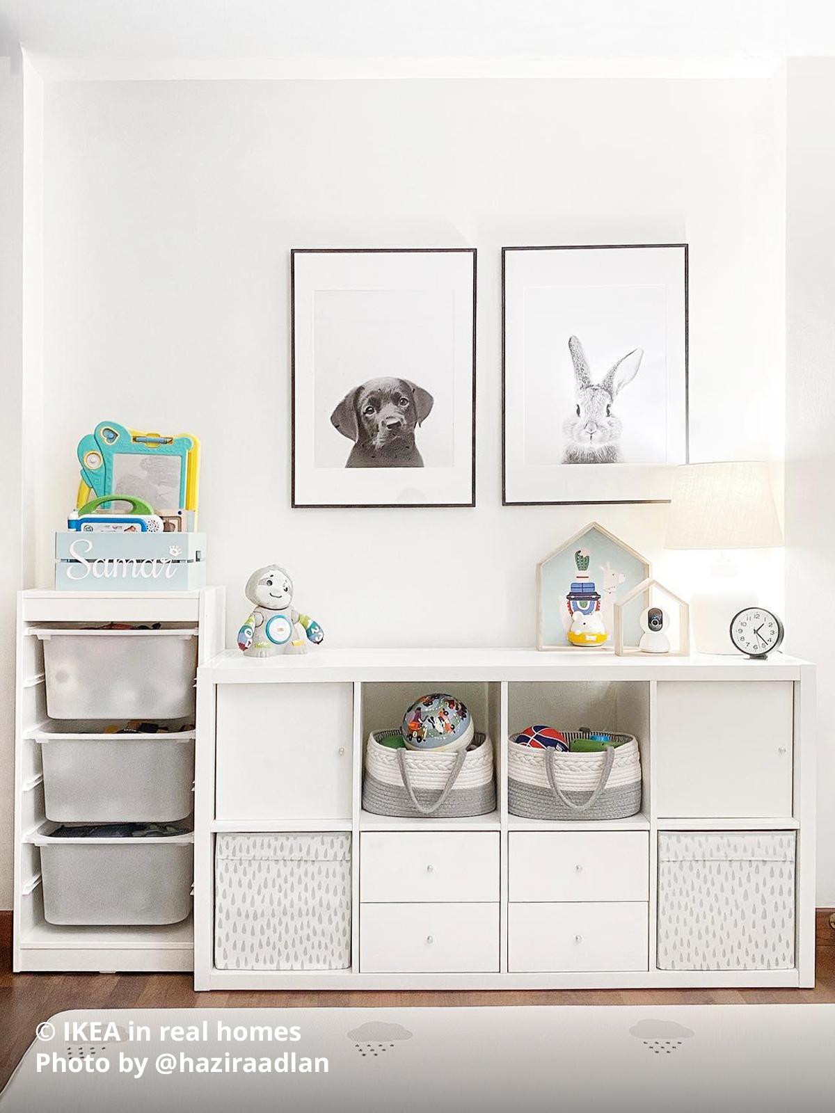A white KALLAX and TROFAST storage in a children's bedroom with toys neatly packed and stored away in IKEA's storage solution. Photo by instagrammer @nudebyjo for IKEA in real homes ©