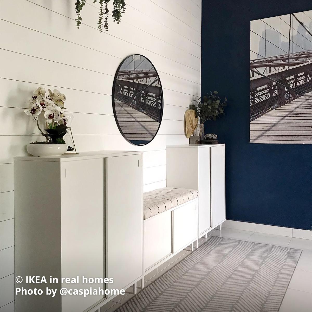 A white MACKAPÄR series in the entranceway of @caspiahome's home. Photo by instagrammer @caspiahome for IKEA in real homes ©