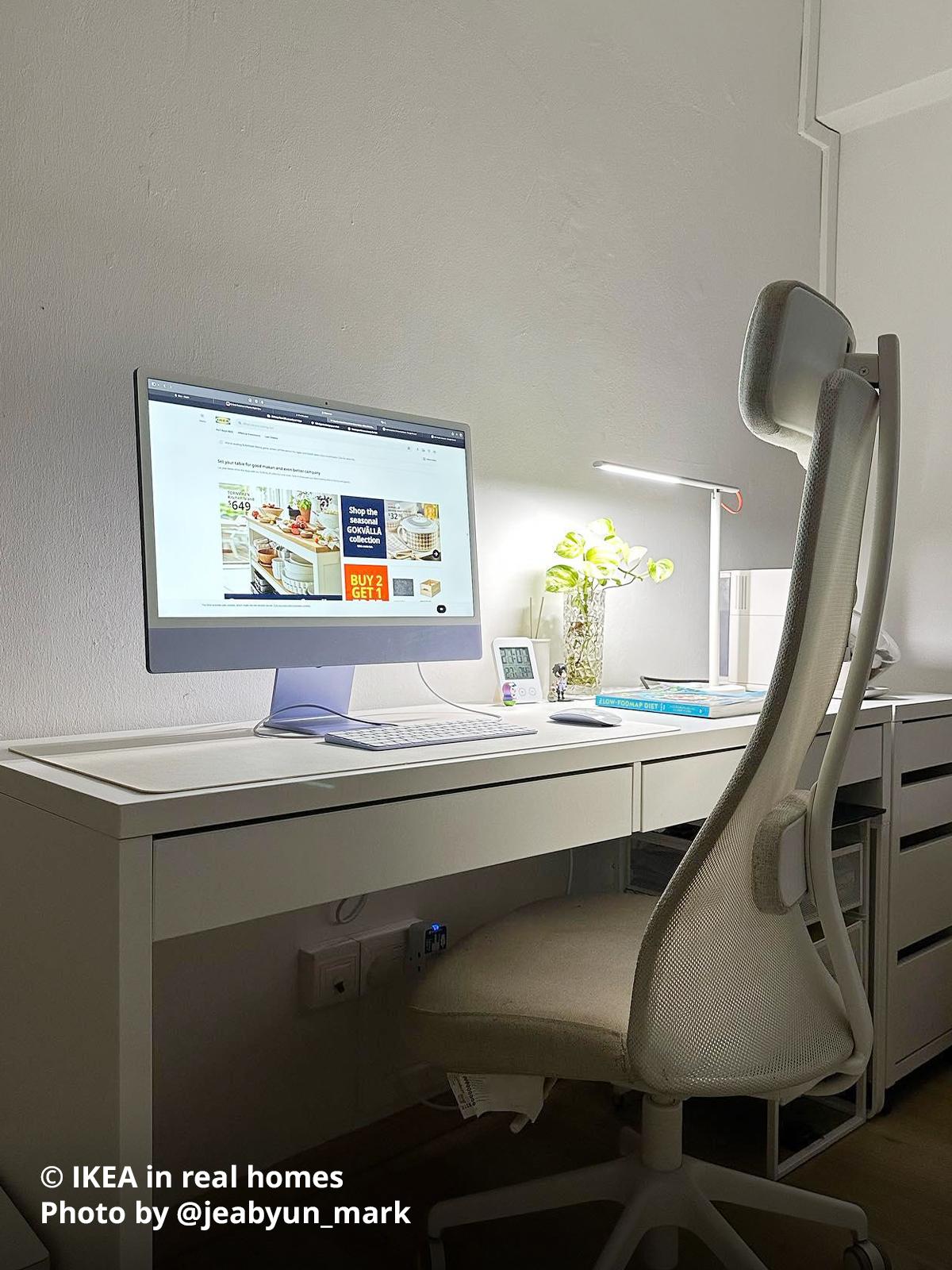 A white MICKE desk next to a white ALEX drawer unit with a white MATCHSPEL gaming chair. Photo by instagrammer @jeabyun_mark from IKEA in real homes ©