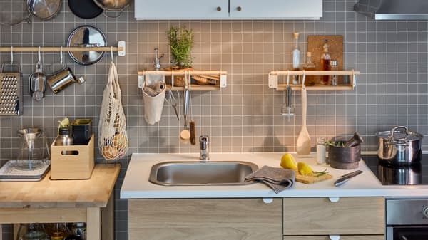 https://www.ikea.com/images/a-white-oak-effect-enhet-kitchen-by-a-gray-tiled-wall-with-a-1566f21fce6c0fb4b8b7dcf08e0dd511.jpg?f=s