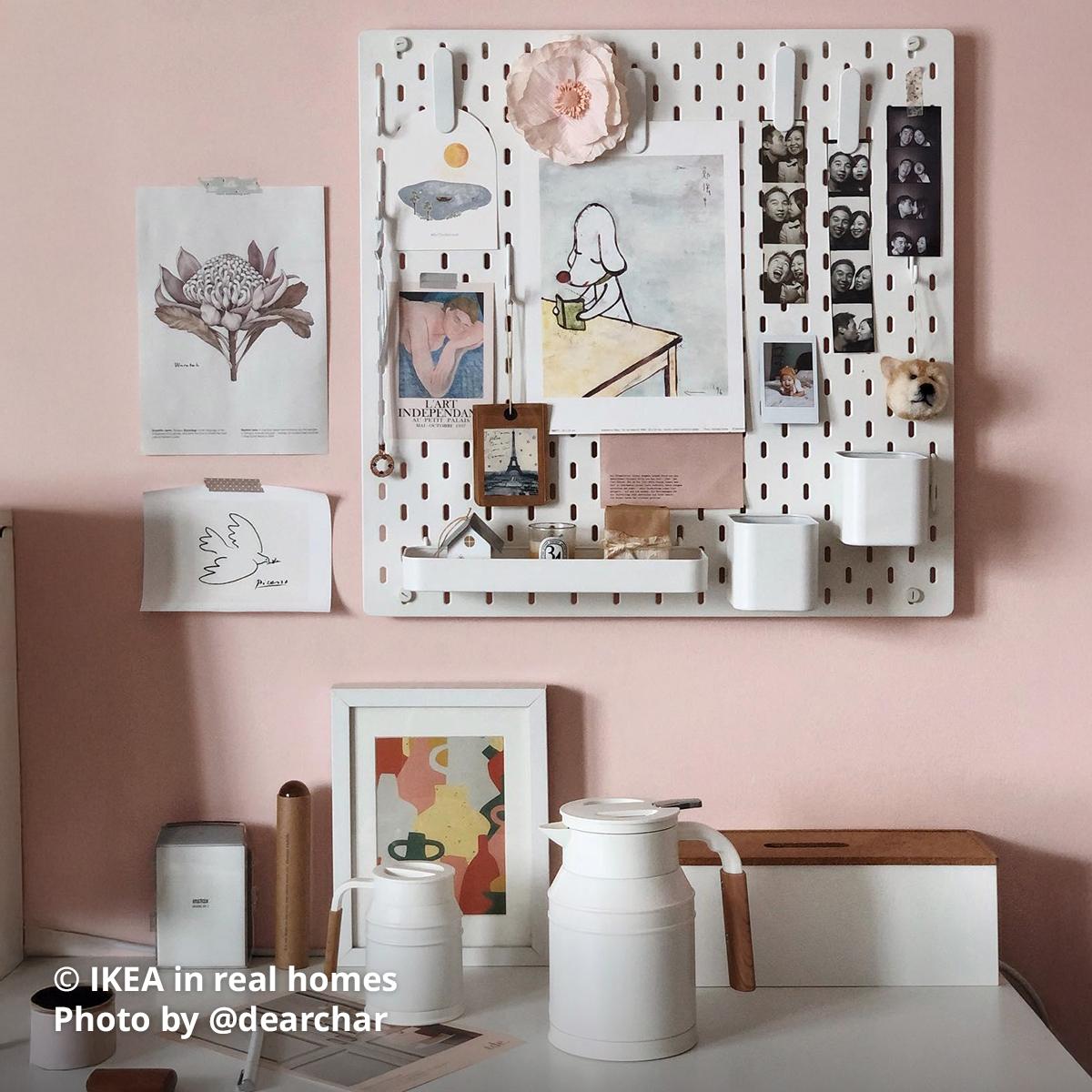 A white SKÅDIS pegboard combination a white RÖDALM frame with a abstract illustration. Photo by instagrammer @dearchar from IKEA in real homes ©