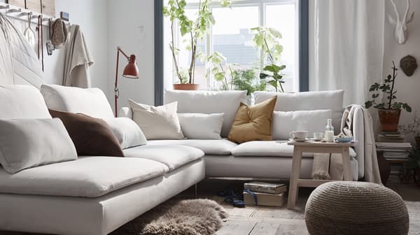 A white SÖDERHAMN sofa in the living room.