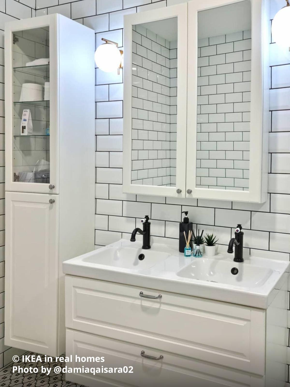 A white TÄNNFORSEN wash-stand with drawers with a white TÄNNFORSEN mirror cabinet with doors mounted above and a TÄNNFORSEN high cabinet with door in white at the left. Photo by instagrammer @damiaqaisara02 from IKEA in real homes ©