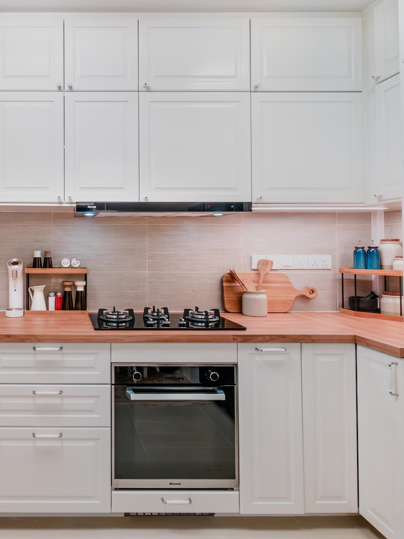 A wide shot of a kitchen from a traditional modern 4-room BTO flat in MacPherson, Singapore, designed by IKEA Home design service.