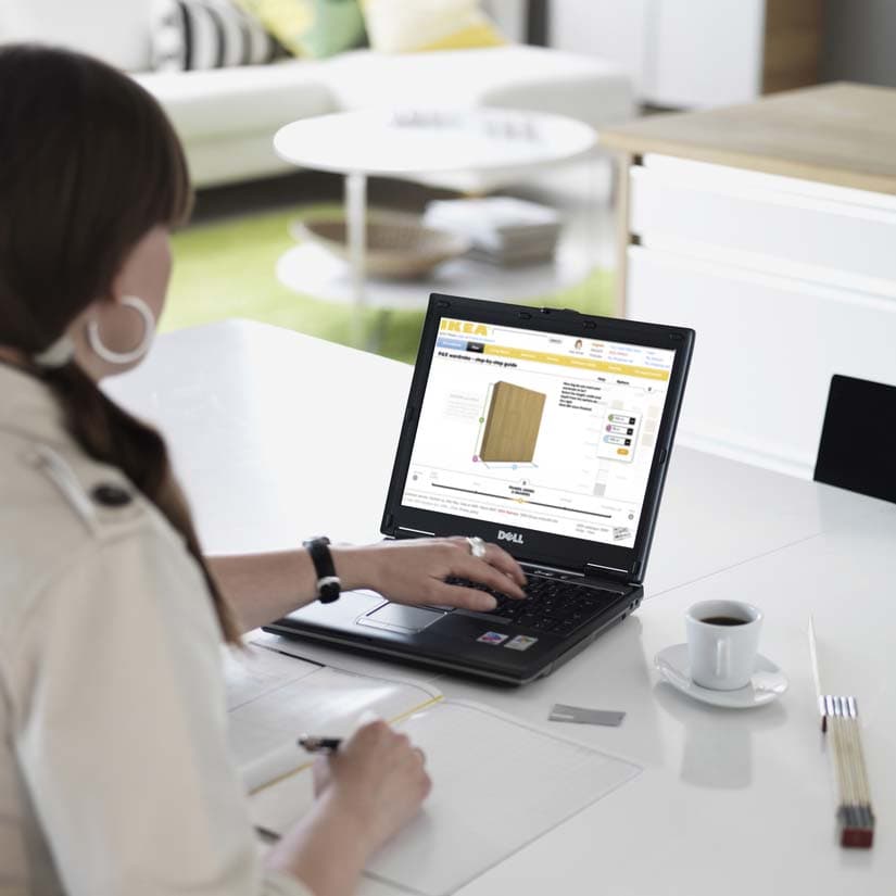 A women on an online planner on a laptop 