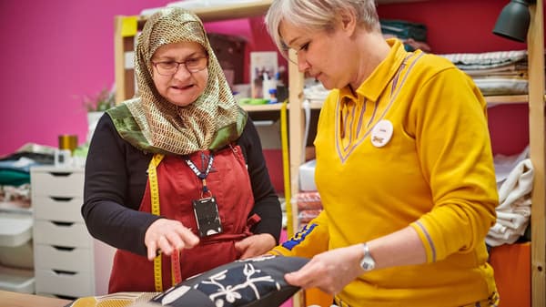 A Yalla Trappan társadalmi vállalkozás varrószolgálatot nyújt az IKEA Malmö áruházban, Svédországban. Neire Kerimovska és Karin Wingren.