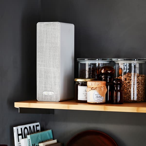 Coluna wifi SYMFONISK em branco numa prateleira de cozinha