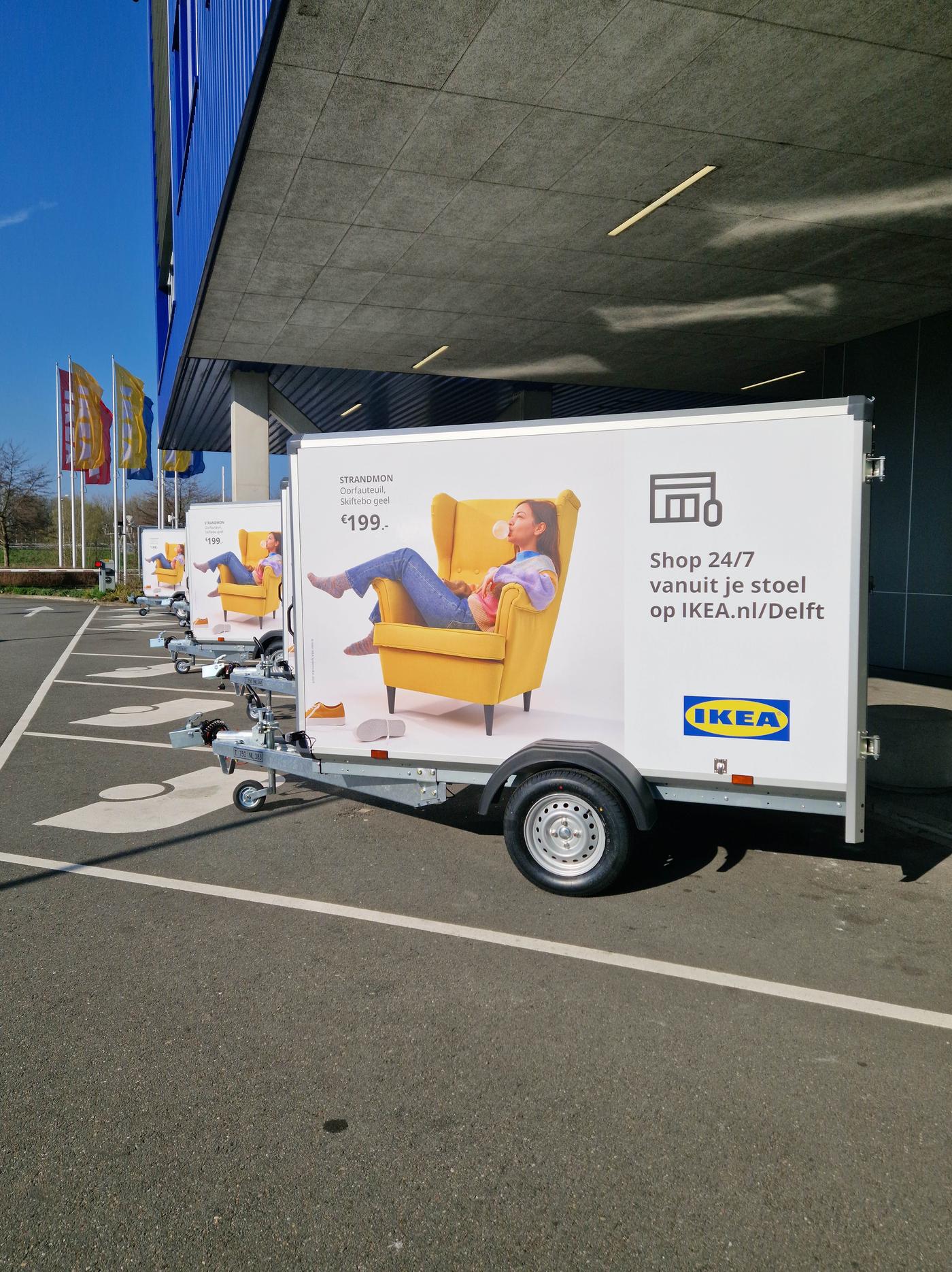 Aanhangers voor het gebouw van IKEA Delft