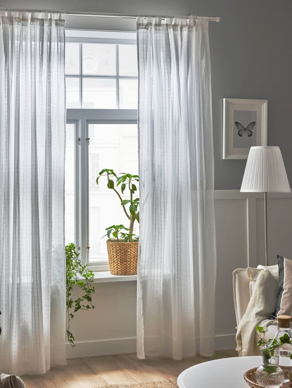 Ablak fehér MATILDA függönnyel.