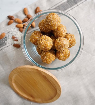 Абрикосовые шарики помещены в миску.
