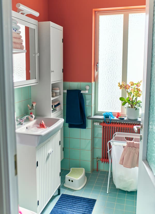 Tiny bathroom, big personality - IKEA