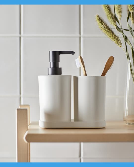 Accesorios de baño para organizar los cepillos de diente.