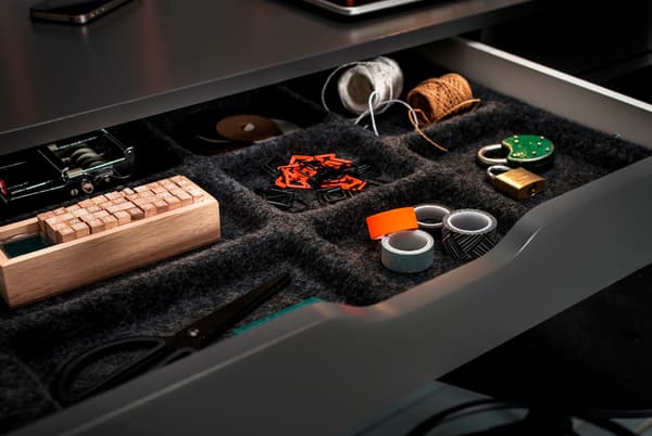 Accesorios de cajón que contienen un ovillo de cuerda, cinta y otros artículos útiles.