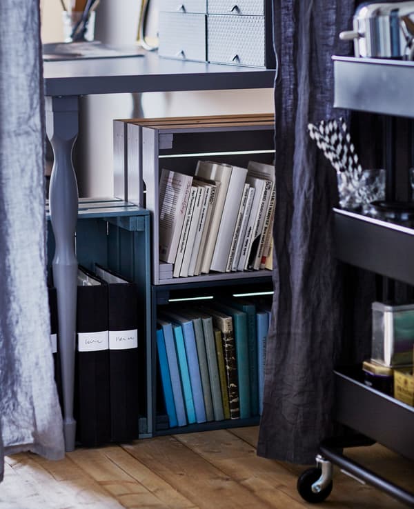 Accessoires de maquillage, parfum et bijoux présentés sur une commode.