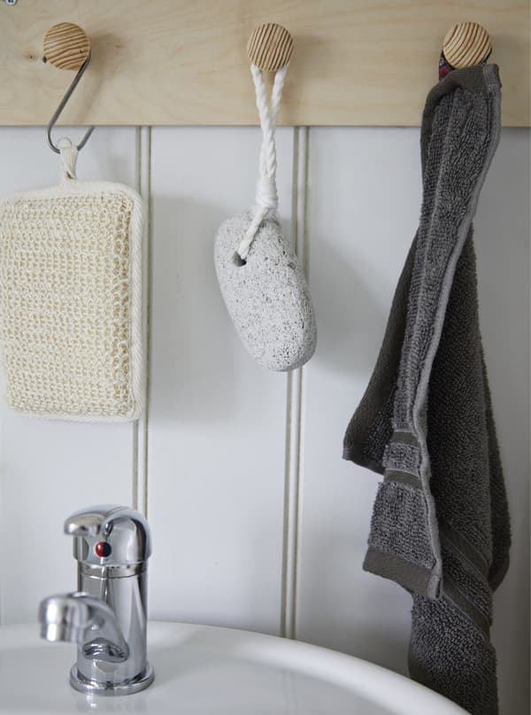 Accessoires de salle de bain accrochés à des crochets.