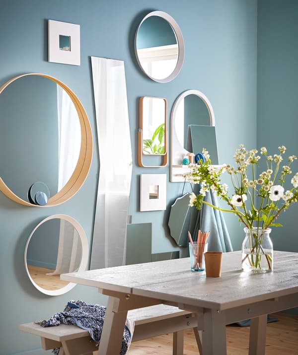 Accrochez un collage de miroirs élégant à votre mur! Mixez les styles, avec notamment le miroir avec tablette et crochets IKEA SALTRÖD