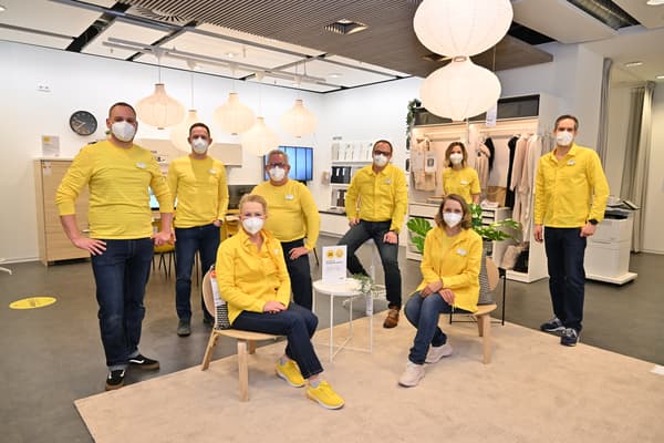 Acht IKEA Mitarbeiter und Mitarbeiterinnen im IKEA Pop-up Ravensburg.