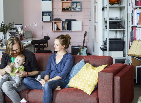 Adam, Deborah et leur fils assis sur le canapé