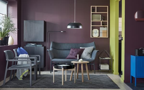 Add a mid-century touch to your living room. Place the YPPERLIG 2-seat sofa in Gunnared dark grey against a deep red wall.