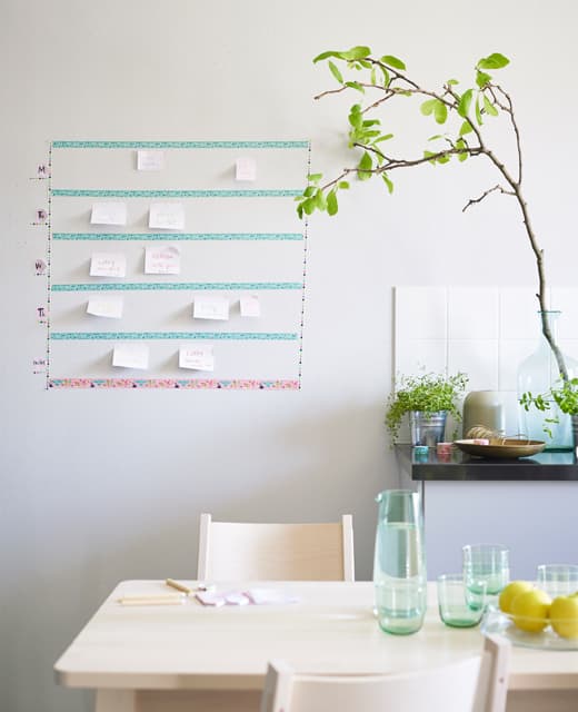 Add a twinkle to the eye to any interior with washi tape. We used rolls of IKEA SPRUDLA tape to create a calendar. Sticky notes are perfect for keeping track of appointments. The tape comes in lots of pretty colours, is easy to remove and has a matt look.