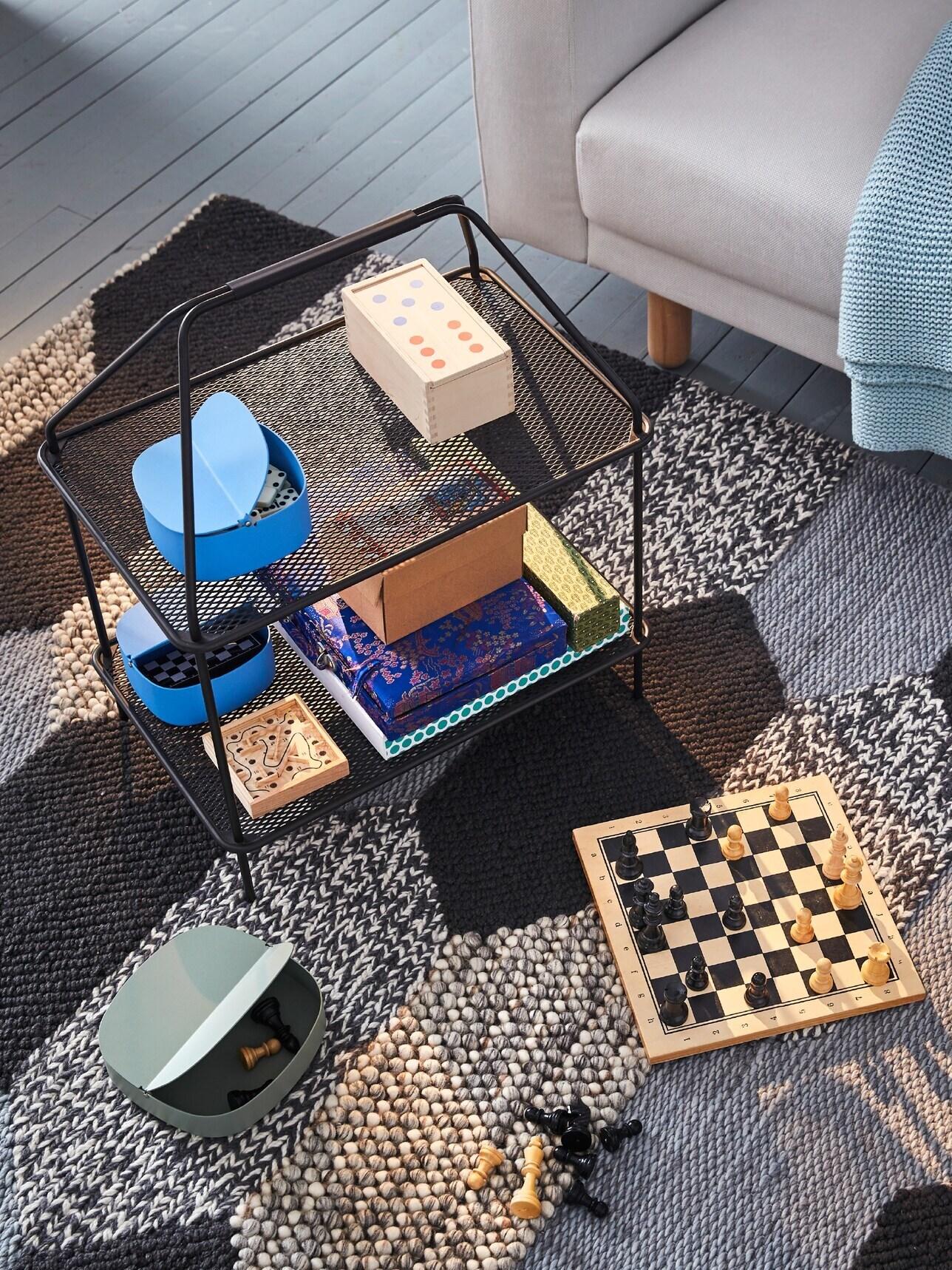 Adori trascorrere le serata giocando con amici e parenti? Il portariviste YPPERLIG, leggero e facile da spostare, è perfetto per organizzare puzzle e giochi da tavolo - IKEA