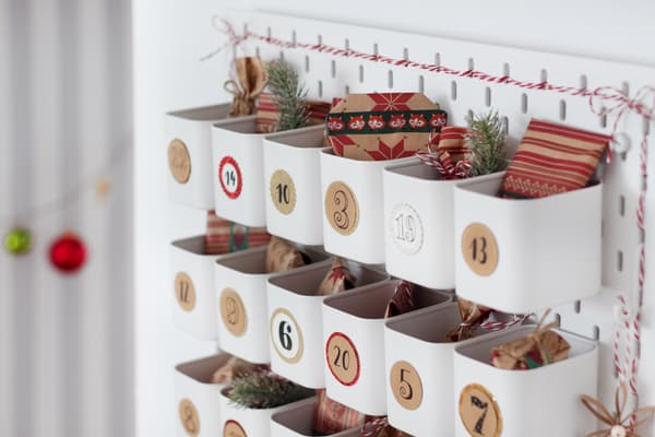 Adventskalender mit SKÅDIS von der Seite fotografiert.