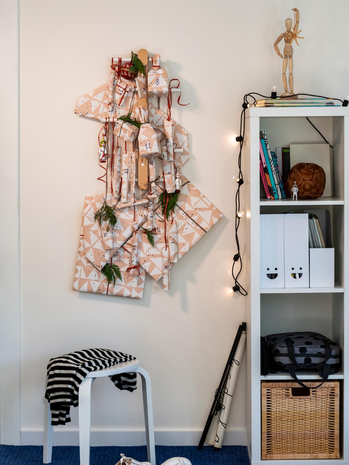 Adventskalender Päckchen hängen an einem Haken an der Wand.