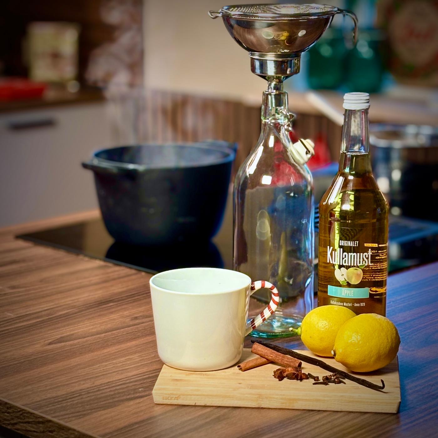 Æbletoddy bliver hældt på flaske.