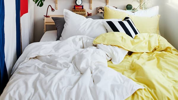 ÄNGSLILJA duvet cover and pillowcase in white.