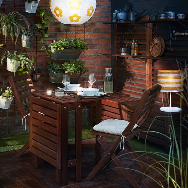 ÄPPLARÖ طاولة ومقاعد خشبية داكنة من ايكيا.