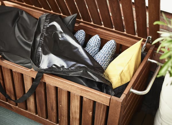 ÄPPLARÖ/TOSTERÖ bench with internal storage bag and cushions.