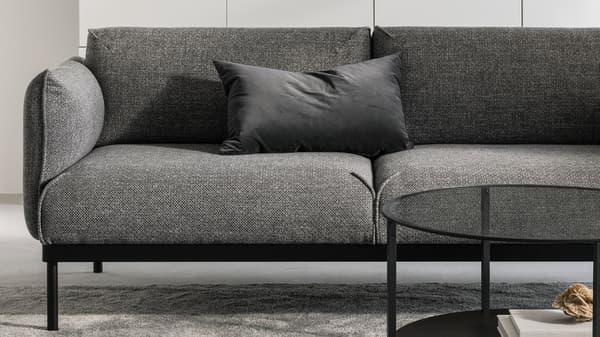 ÄPPLARYD grå soffa med svart metallram. 