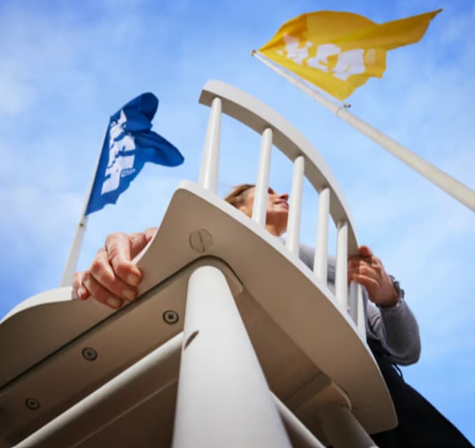 Afbeelding van een vrouw die een stoel terugbrent naar een IKEA vestiging