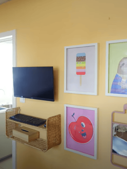 Affiche coloré sur un mur jaune
