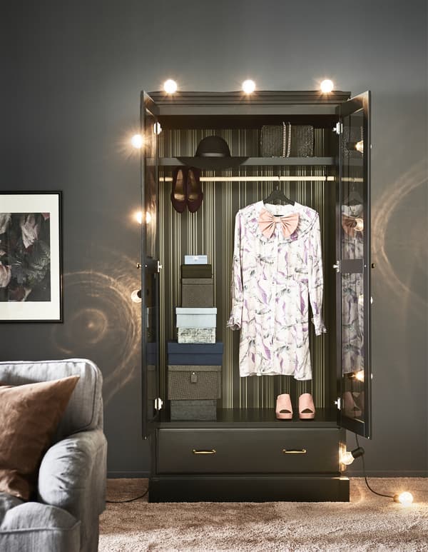 Affichez votre style avec les meubles modernes de IKEA. Par exemple, l’armoire-penderie UNDREDAL. Nous avons pratiqué une rainure sur le plateau supérieur, exprès pour suspendre un cintre. Voilà l’endroit idéal pour préparer vos vêtements du lendemain!