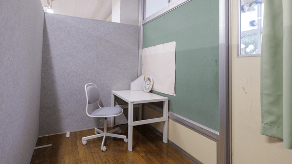 After：パーテーションで仕切り、「個室感」がある個別学習スペース