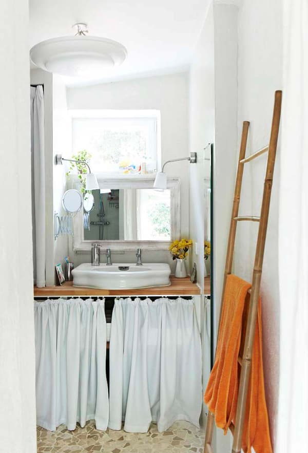 Ajoutez un rideau en tissu pour cacher les essentiels salle de bains modernes.
