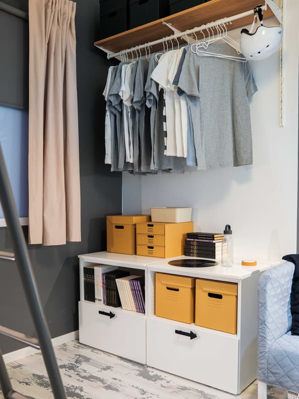  Ak si oblečenie zavesíte na vešiakovú tyč BOAXEL, ľahšie sa vám v ňom bude udržiavať poriadok a budete v ňom mať prehľad. 