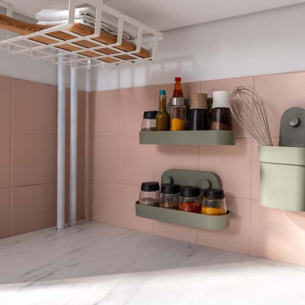 Akcesoria do przechowywania zawieszone na ścianie w kuchni.