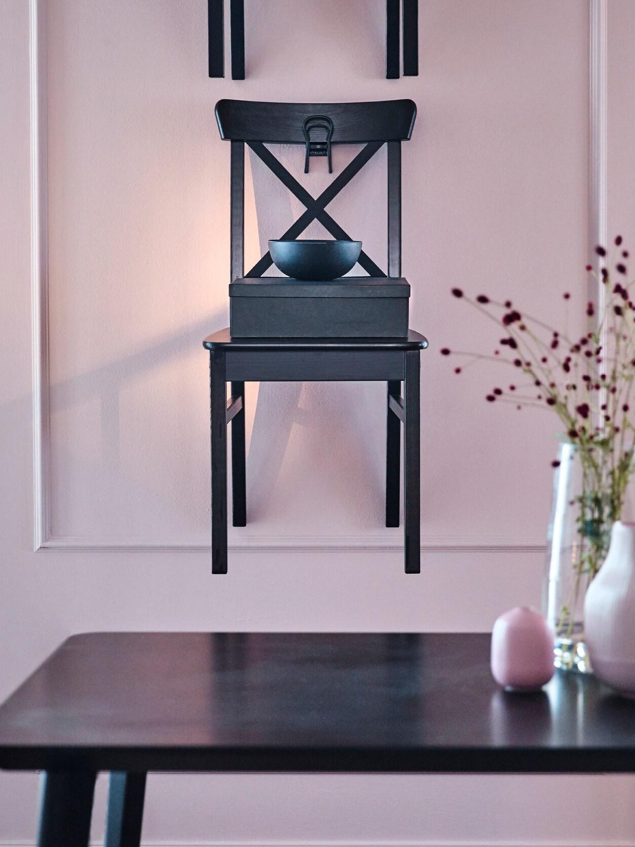 Aktualisiere dein Wohnzimmer noch vor den Feiertagen. IKEA bietet eine Vielzahl moderner Möbelstücke wie z. B. IDOLF Stuhl. Bei IDOLF haben wir eine Möglichkeit gefunden, in der Konstruktion 23% weniger Holz zu verwenden und ihn dadurch ein Kilo leichter gemacht – und das bei gleichbleibender Stabilität. Ach ja, und richtig bequem ist er auch noch.