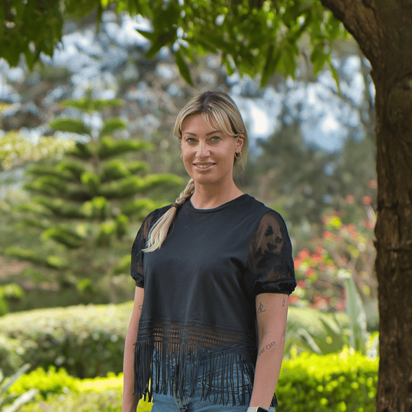 Albena, Fulfilment Operations Coordinator bei IKEA, steht draußen im Grünen und lächelt.