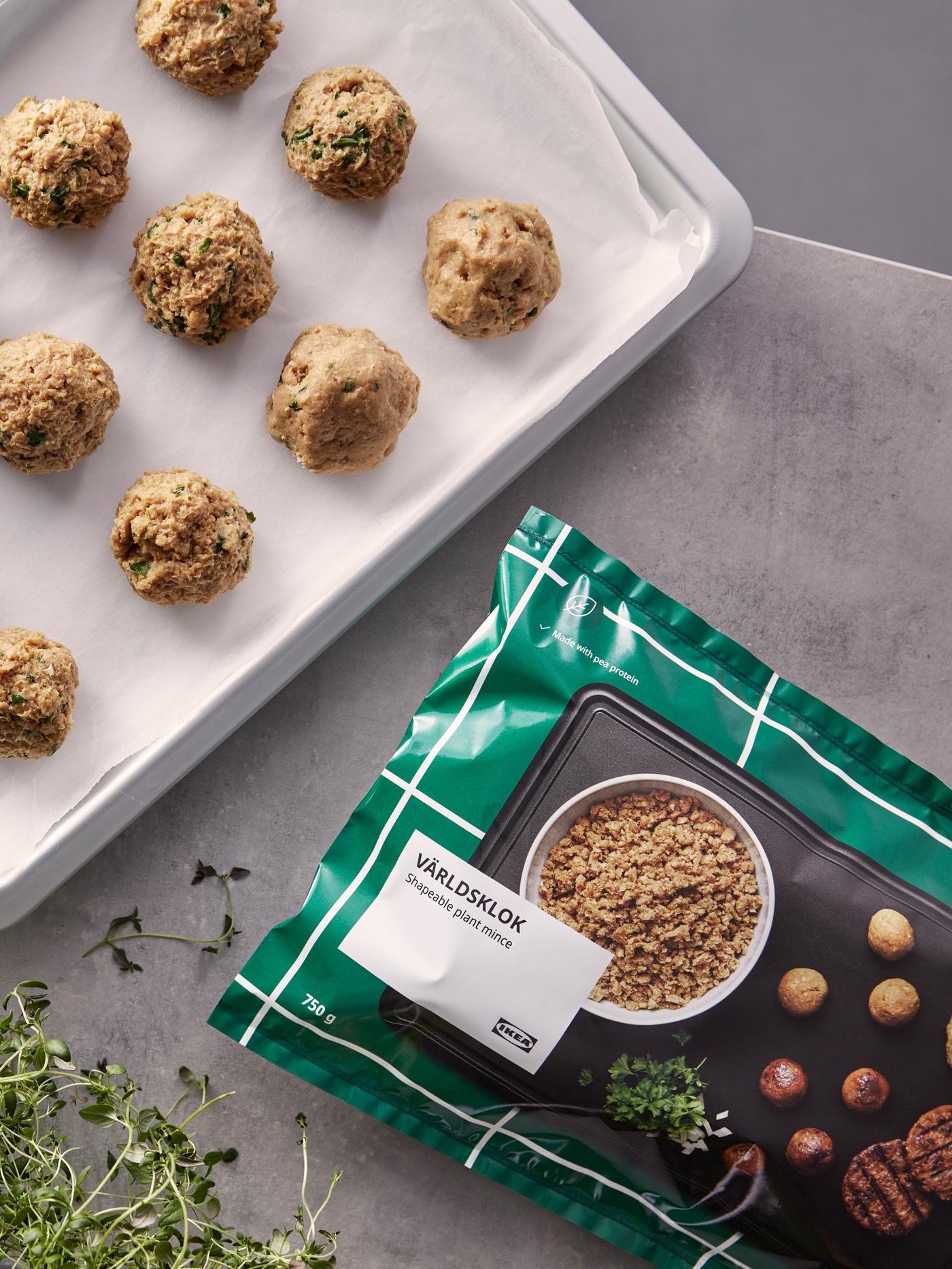 Albóndigas de proteína vegetal caseras hechas con carne molida de origen vegetal VÄRLDSKLOK colocadas en una bandeja de horno. A su lado está el paquete VÄRLDSKLOK.