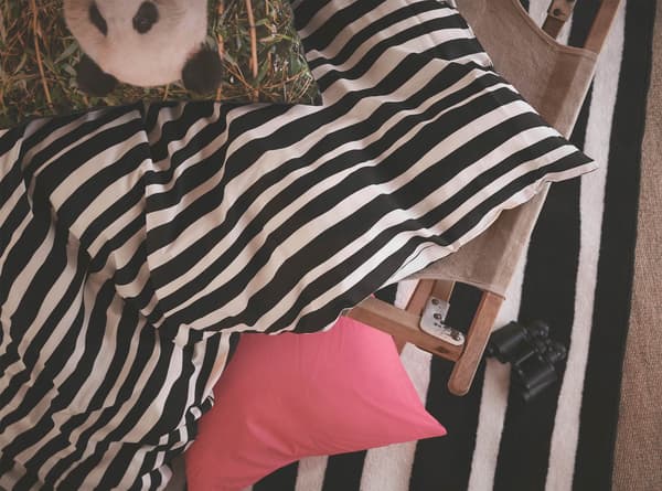 Alcuni tessili URSKOG: un copripiumino e un cuscino con l'immagine di un panda.