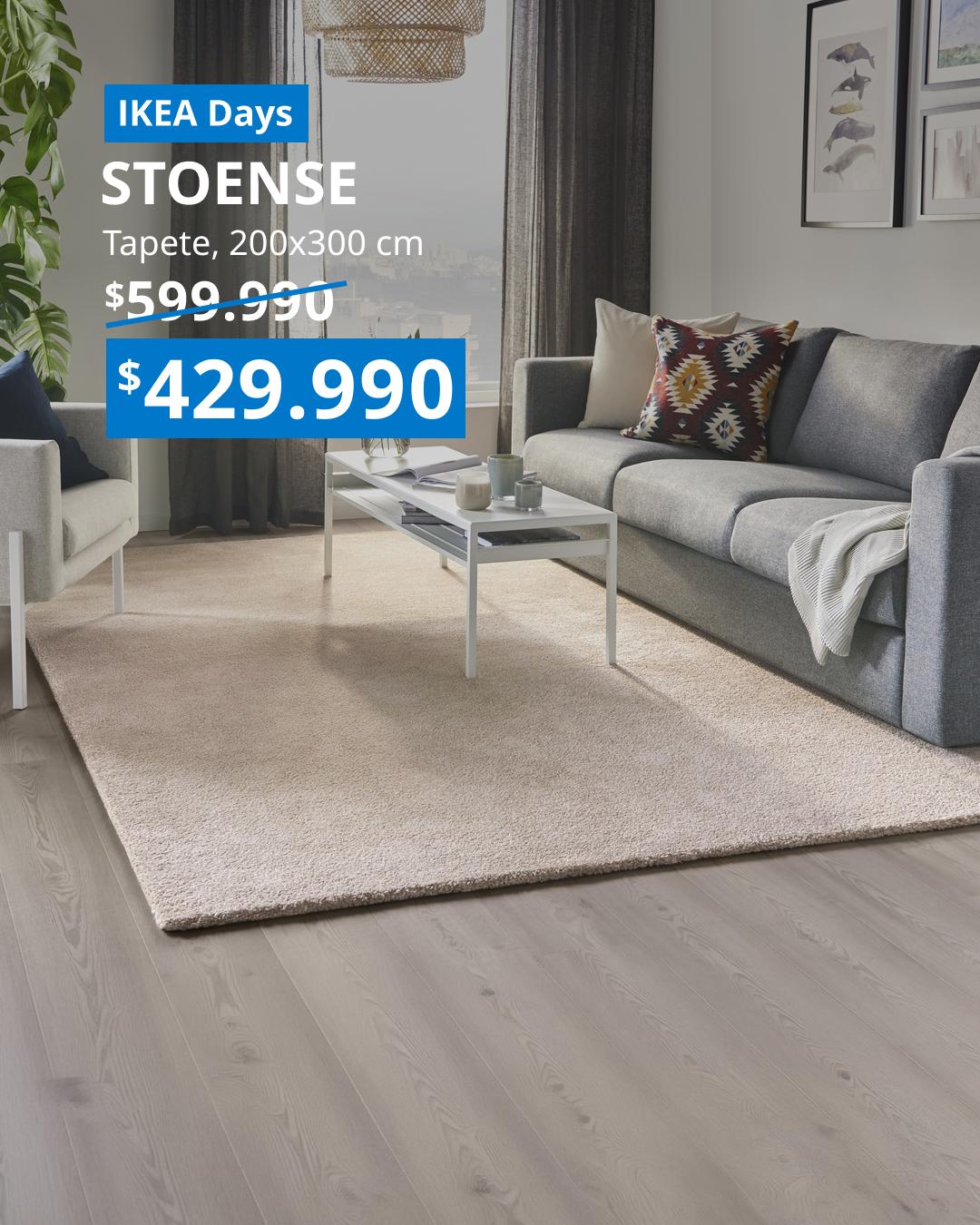 Alfombra STOENSE de pelo corto en color blanco roto, colocada bajo los muebles de una sala de estar.
