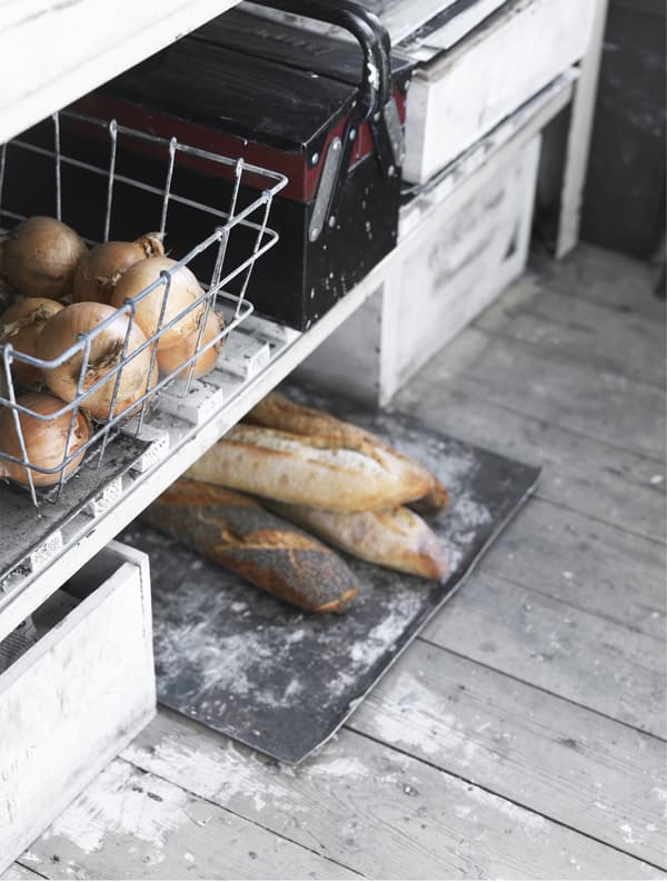 Aliments rangés dans des corbeilles en métal.