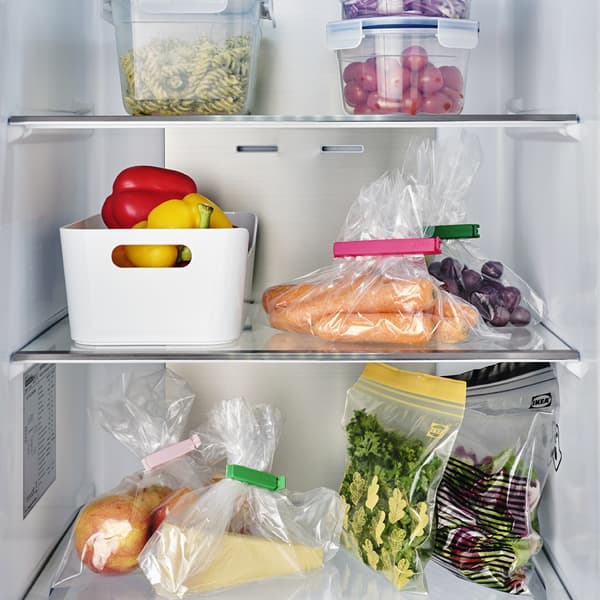Aliments rangés dans des sacs de conservation dans un frigo