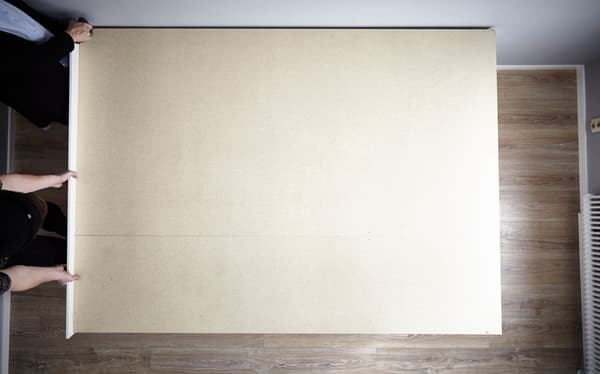 الخطوة التالية هي صنع حاجز المرتبة الخاص بك باستخدام ألواح تغطية FÖRBÄTTRA مقاس 62 سم في 220 سم. يجب عليك قطعها للحصول على قطعتين 147 سم في 10 سم للعرض وقطعتين 201 سم في 10 سم للطول. 