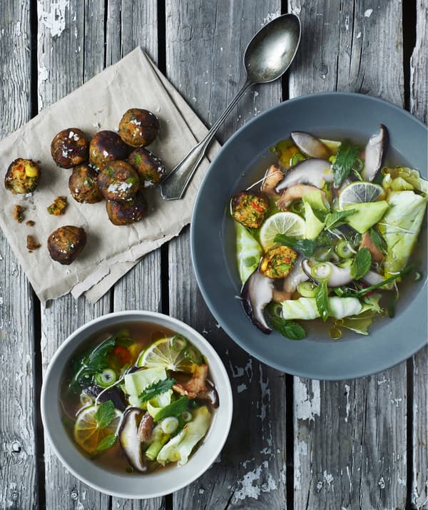 ALLEMANSRÄTTEN vegetable balls with pho soup on a wooden table.